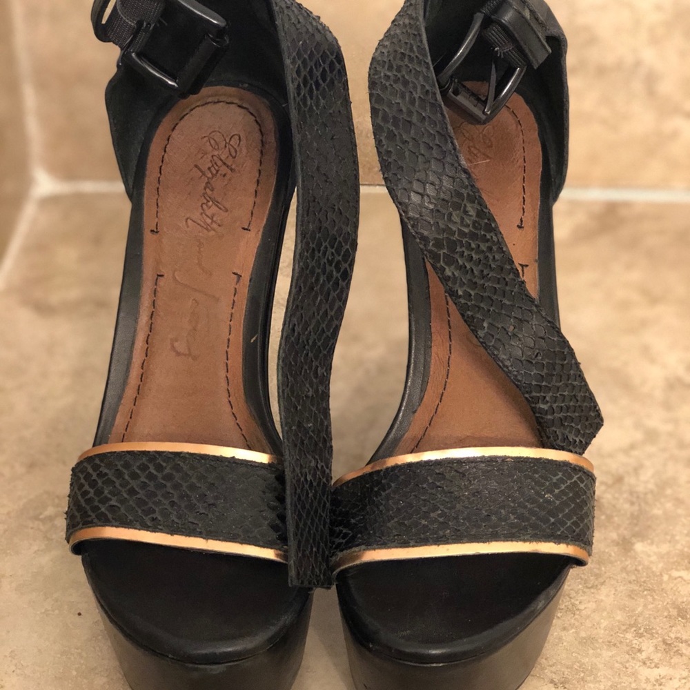 Elizabeth & James platform wedge size 6.5